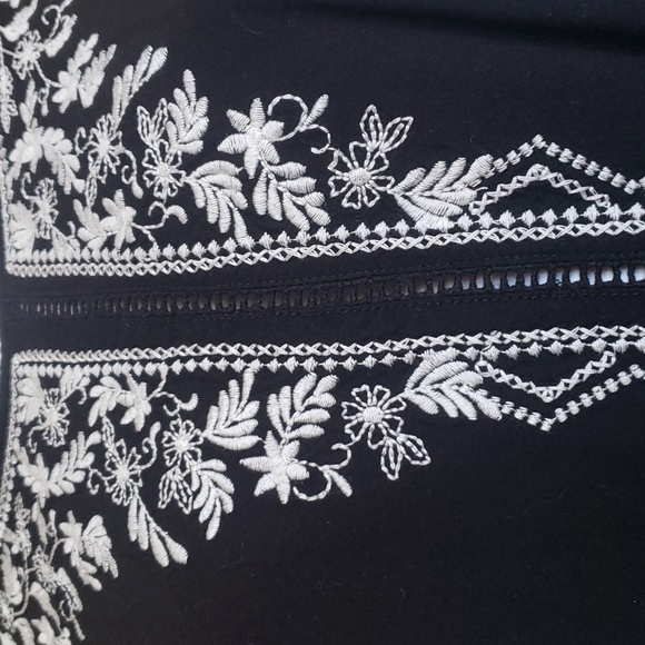Time and Tru Black Top with White Embroidery Women's Size XL - Picture 3 of 14